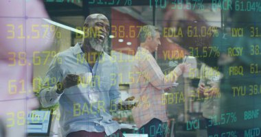 Ofiste çalışan çeşitli iş adamlarının finansal veri işleme görüntüsü. Küresel iş, finans ve dijital arayüz kavramı dijital olarak oluşturulmuş görüntü.