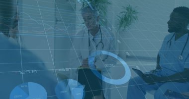 Çeşitli doktorların finansal veri işleme görüntüsü. Küresel tıp, işletme, finans, hesaplama ve veri işleme kavramı dijital olarak oluşturulmuş görüntü.