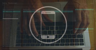 Akıllı telefon simgesi ve bilgisayar kullanan beyaz adamın veri işleme görüntüsü. Küresel iş, finans, bağlantılar, hesaplama ve veri işleme kavramı dijital olarak oluşturuldu.