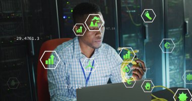 Sunucu odasında ağ kablosu tutan Afro-Amerikan erkek mühendisin dijital simgeleri. Bilgisayar arayüzü ve iş veri depolama teknolojisi kavramı