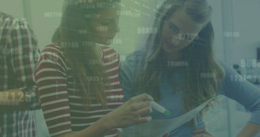 Değişen numaralar, grafikler ve alım satım tahtaları, çeşitli iş arkadaşlarının planlama stratejileri. Dijital bileşik, çoklu pozlama, rapor, iş, büyüme, takım çalışması ve tartışma kavramı.