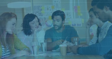 Muhtelif meslektaşların ofiste tartıştıkları istatistiksel veri işleme resmi. Bilgisayar arayüzü ve iş veri teknolojisi kavramı