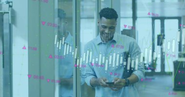 Cep telefonu kullanarak gülümseyen melez iş adamının üzerinde hareket eden birden fazla grafik ve numara. Dijital bileşim, iş dünyası, rapor, mesajlaşma, teknoloji, bilgi ve ofis kavramı.
