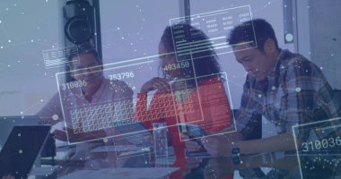 Rakamlar ve grafikler içeren ekranların görüntüsü. Ofiste tartışan çeşitli meslektaşlar. Dijital bileşim, iş dünyası, rapor, veri, tablet, planlama, fikirler, takım çalışması ve teknoloji.