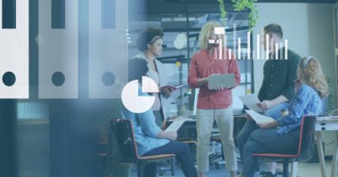 İstatistiksel veri işleme resmi, ofiste tartışan çeşitli meslektaşlar üzerine dijital simgeler. Bilgisayar arayüzü ve iş veri teknolojisi kavramı