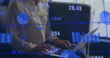 Ofiste dizüstü bilgisayar kullanan Kafkas iş kadınının veri işleme görüntüsü. Küresel iş, finans, hesaplama ve veri işleme kavramı dijital olarak oluşturulmuş görüntü.