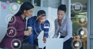 Ofisteki çeşitli iş adamları üzerinde ikonlar ve veri işleme görüntüsü. Küresel iş, finans, hesaplama ve veri işleme kavramı dijital olarak oluşturulmuş görüntü.