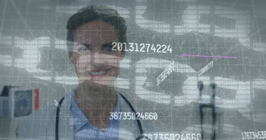 Beyaz kadın doktor üzerinden finansal veri işleme ve bağlantı ağının görüntüsü. Küresel finansman, ilaç ve dijital arayüz kavramı dijital olarak oluşturulmuş görüntü.