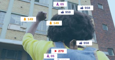 Havada yumruğu olan Afro-Amerikan bir adamın sosyal medya veri işleme görüntüsü. Küresel sosyal medya, bağlantılar, hesaplama ve veri işleme kavramı dijital olarak oluşturuldu.