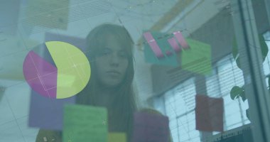 Kafkasyalı bir kadının şeffaf duvara notlar yapıştırması üzerine bilgi arayüzü. Dijital bileşik, çoklu pozlama, rapor, iş, büyüme, ilerleme, soyut ve küresel kavram.