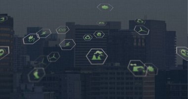 Şehir manzarasının havadan görünüşüne karşı yüzen birden fazla dijital simgenin resmi. Bilgisayar arayüzü ve iş teknolojisi kavramı