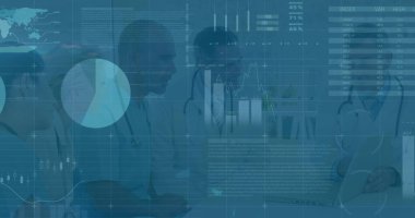 Çeşitli doktorların finansal veri işleme görüntüsü. Küresel tıp, işletme, finans, hesaplama ve veri işleme kavramı dijital olarak oluşturulmuş görüntü.