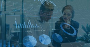 Grafiklerin, dairelerin yüklenmesi, rakamların değiştirilmesi, Kafkasyalı iş arkadaşlarının ofiste fikirlerini paylaşması. Dijital bileşik, çoklu pozlama, rapor, iş, büyüme, planlama ve takım çalışması kavramı.