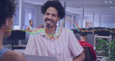 Ofisteki çeşitli iş adamlarıyla ilgili finansal veri işleme resmi. Küresel iş, finans, bilgisayar ve veri işleme kavramı dijital olarak oluşturulmuş görüntü.