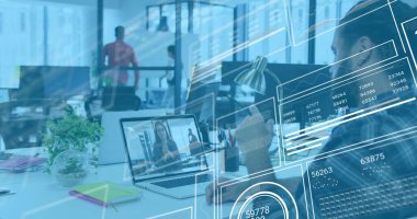 Ofisteki iki ırklı iş adamının mali veri işleme görüntüsü. Küresel iş, finans, hesaplama ve veri işleme kavramı dijital olarak oluşturulmuş görüntü.