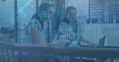 Grafikler, yükleme çemberleri, alım satım kurulu, raporları tartışan çeşitli kadın iş arkadaşları. Dijital bileşik, çoklu pozlama, rapor, iş dünyası, borsa, takım çalışması ve teknoloji kavramı.