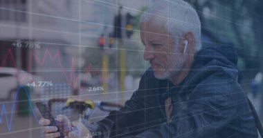 Cep telefonunda kaydırma yaparken kulaklık takan yaşlı beyaz adamın üstündeki grafikler. Dijital bileşik, çoklu pozlama, rapor, iş, emeklilik ve teknoloji kavramı.