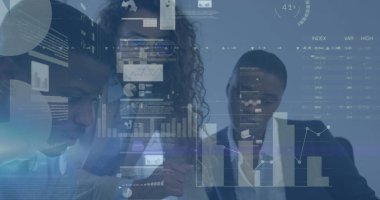 Grafiklerin, dairelerin yüklenmesi, çeşitli iş arkadaşlarının ofiste fikir alışverişinde bulunması. Dijital bileşik, çoklu pozlama, rapor, iş, ilerleme, borsa ve planlama kavramı