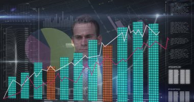 Kafkas işadamının veri işleme görüntüsü. Küresel iş ve dijital arayüz kavramı dijital olarak oluşturulmuş görüntü.