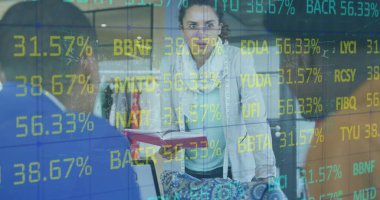 Ofiste dizüstü bilgisayarda tasarımı tartışan çeşitli tasarımcıların ticaret kurulu görüntüsü. Dijital bileşik, çoklu pozlama, iş, borsa, planlama, takım çalışması ve teknoloji kavramı.