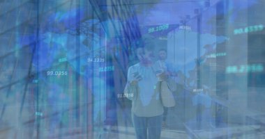 Ofiste akıllı telefon kullanan Afro-Amerikan bir kadına karşı dünya haritası üzerinde rakamların görüntüsü. Küresel ağ ve iş teknolojisi kavramı