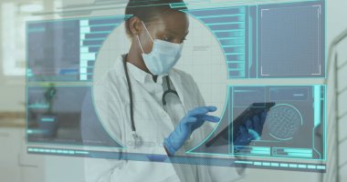 Maske takan Afrikalı Amerikalı doktor dijital verileri inceliyor. O, koyu renk saçlı ve laboratuvar önlüklü, gelecekten gelen bir arayüzle etkileşimde.