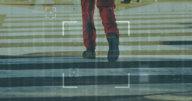 Karşıdan karşıya geçen bir adamın alçak kısımlarını tarayan bir kamera görüntüsü. Trafik kontrolü ve düzenleme kavramı