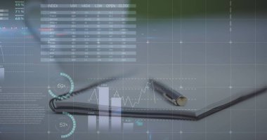 Ofis masasındaki kalem ve günlüğün yakın görüntüsüne karşı istatistiksel veri işleme resmi. Bilgisayar arayüzü ve iş veri teknolojisi kavramı