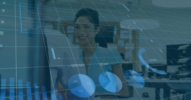 Ofisteki çeşitli işadamları ve iş kadınlarına karşı istatistiksel veri işleme görüntüleri. Bilgisayar arayüzü ve iş veri teknolojisi kavramı