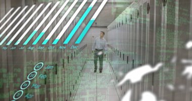 Kafkasyalı erkek mühendis ve bilgisayar sunucuları üzerinde dünya ile veri işleme görüntüsü. Küresel ağlar, dijital arayüz, hesaplama ve veri işleme kavramı dijital olarak oluşturuldu.