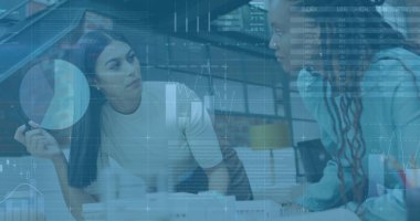 İstatistiksel veri işleme görüntüsü. Ofiste bir plan üzerinde tartışan iki farklı kadın hakkında. Bilgisayar arayüzü ve iş veri teknolojisi kavramı