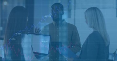 Çoklu grafikler, değişen numaralar, ofiste konuşan çeşitli iş arkadaşları. Dijital bileşik, çoklu pozlama, rapor, iş, tartışma ve teknoloji kavramı.