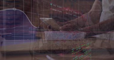 Spor salonunda erkek koçla boks yapan bir kadının görüntüsü. Global, dijital arayüz ve teknoloji konseptini dijital olarak oluşturulan imajı finanse eder.