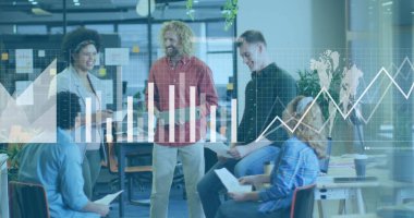 Ofiste tartışan ve gülümseyen çeşitli meslektaşlar hakkında istatistiksel veri işleme resmi. Bilgisayar arayüzü ve iş veri teknolojisi kavramı