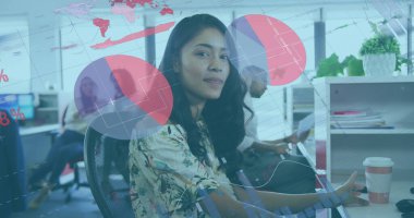 Çeşitli takımlar ofiste tartışır, dizüstü bilgisayara odaklanırlar. Çiçekli uzun siyah saçlı, melez bir kadın mavi gömlekli beyaz bir adam ve gri takım elbiseli Afro-Amerikan bir adam.