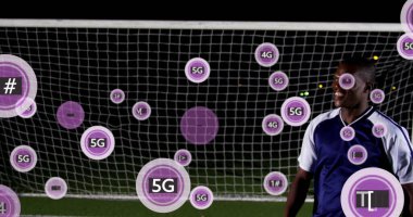 Afrika kökenli Amerikan futbolcunun kale direğine karşı topu durdurması üzerine daireler çizerek 5G metin resmi. Dijital kompozit, çoklu pozlama, şekil, telekomünikasyon, spor ve rekabet konsepti.