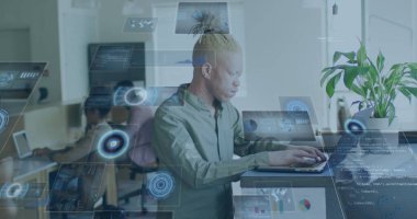 Ofiste dizüstü bilgisayar kullanan Afro-Amerikan albino bir adamın görüntüsü. Bilgisayar arayüzü ve iş teknolojisi kavramı