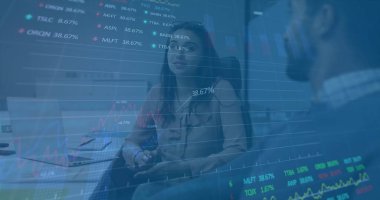 Çoklu grafikler ve alım satım tahtaları, çeşitli iş arkadaşları ofiste raporları tartışıyor. Dijital bileşik, çoklu pozlama, iş dünyası, borsa, takım çalışması ve teknoloji kavramı.