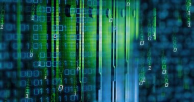 Sunucu odasındaki veri sunucu raflarının üzerine düşen ikili kodların resmi. Dijital bileşik, bilgisayar dili, veri merkezi, ağ, teknoloji ve ağ sunucu kavramı.