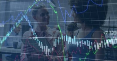 Ofiste tablet üzerinde tartışılan birden fazla grafik ve çeşitli bayan meslektaşın görüntüsü. Dijital bileşim, iş dünyası, rapor, grafik, finans, ilerleme, takım çalışması, teknoloji, planlama.