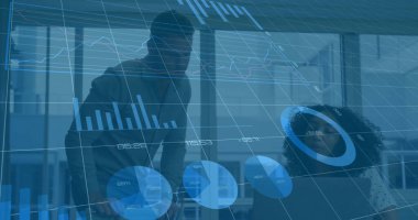 Grafiklerin görüntüsü, değişen sayılar, farklı iş arkadaşlarının raporları üzerine çemberler yüklemek. Dijital bileşik, çoklu pozlama, iş, planlama, ilerleme, takım çalışması ve teknoloji kavramı.