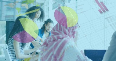 İstatistiksel veri işleme görüntüsü ofiste tartışan bir grup meslektaşa karşı. Bilgisayar arayüzü ve iş veri teknolojisi kavramı