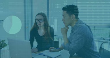 Ofiste dizüstü bilgisayarla tartışan kadın ve erkeğin istatistiksel veri işleme görüntüsü. Bilgisayar arayüzü ve iş veri teknolojisi kavramı