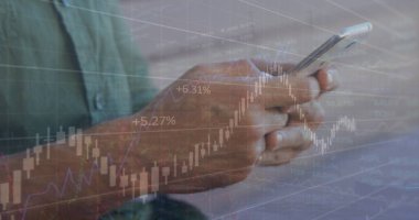 Kafkasyalı adamın orta kesiminde cep telefonu kullanan birden fazla grafik ve alım satım tahtası. Dijital bileşik, çoklu pozlama, rapor, iş dünyası, borsa ve teknoloji kavramı.