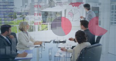 Çeşitli yöneticilerin iş arkadaşlarına satış raporlarını açıklamasıyla ilgili bilgi arayüzü resmi. Dijital bileşim, iş dünyası, veri, ilerleme, planlama, fikirler, toplantı, takım çalışması ve ofis kavramı.