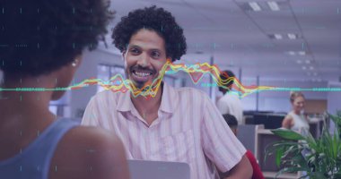 Ofisteki çeşitli iş adamlarıyla ilgili finansal veri işleme resmi. Küresel iş, finans, bilgisayar ve veri işleme kavramı dijital olarak oluşturulmuş görüntü.