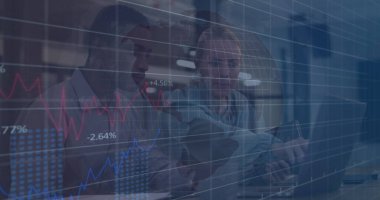 Birden fazla grafik ve çeşitli meslektaşın ofiste dizüstü bilgisayarla tartıştığı bir resim. Dijital bileşim, iş dünyası, rapor, grafik, finans, performans, takım çalışması, teknoloji, fikirler, planlama.