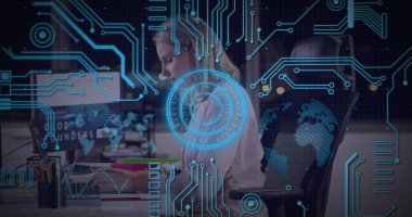 Tarama sırasında şehir trafiğine karşı çoklu dijital simgeler ve neon yuvarlak tarayıcılar. Küresel teknoloji ve dijital arayüz konsepti dijital olarak oluşturuldu.