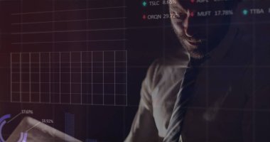 Çoklu grafik ve takas panolarının resmi, elinde dosyaları tutan beyaz bir adam. Dijital bileşik, çoklu pozlama, rapor, iş dünyası, soyut ve borsa kavramı.