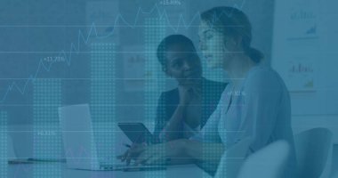 Değişen numaralarla birden fazla grafik, farklı kadın çalışanlar dizüstü bilgisayarda tartışıyor. Dijital bileşik, çoklu pozlama, rapor, iş, planlama, takım çalışması ve teknoloji kavramı.
